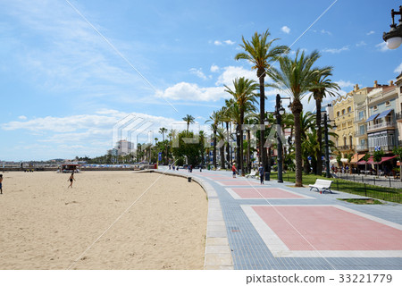 The tourists enjoiying their vacation at seafront 33221779