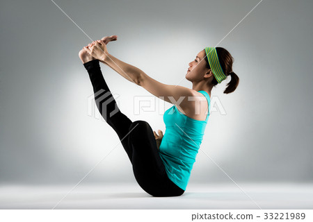 smile bodybuilding student pull the legs up 33221989