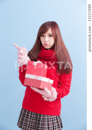 beauty woman take gift 33221999