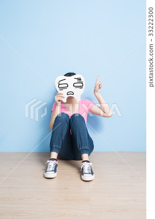 woman take confuse tooth woman take confuse tooth 33222300