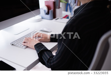 手 手邊 手上 33223035