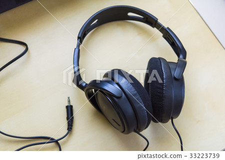 耳罩 耳機 黑色 音樂 電線 桌 耳罩 耳機 黑色 音樂 電線 桌 33223739