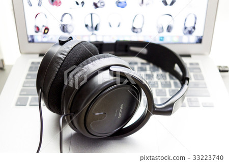 耳罩 耳機 黑色 音樂 電線 桌 電腦 螢幕 白色 灰色 耳罩 耳機 黑色 音樂 電線 桌 電腦 螢幕 白色 灰色 33223740