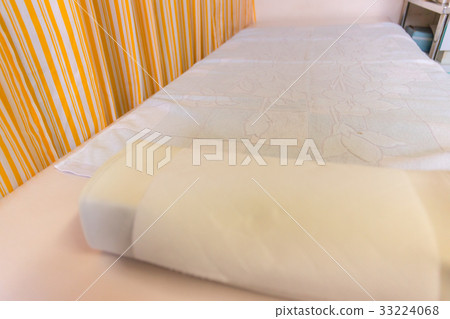 Image of medical bed, medical examination 33224068