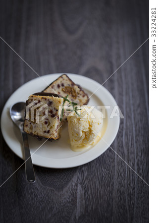 冰淇淋和乾果磅蛋糕 33224281