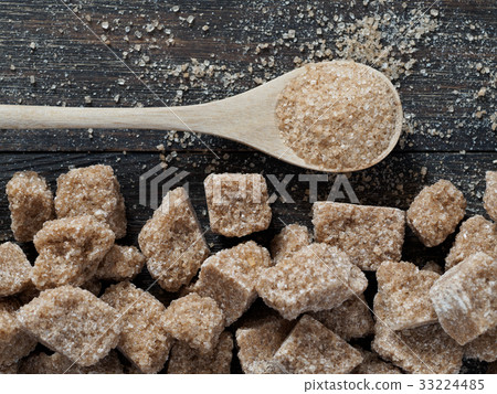 圖庫照片: rushy raw sugar cubes close up