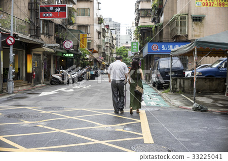 Father and daughter family family back view urban city Taipei street view support walk Father and daughter family family back view urban city Taipei street view support walk 33225041