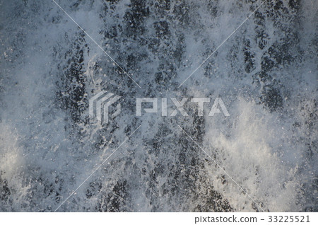 熱流洪流（河口附近的Oshingoshino瀑布Charassenai河/北海道斜裡郡斜裡町） 33225521