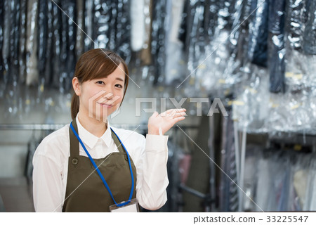 Young woman (cleaning clerk) Young woman (cleaning clerk) 33225547