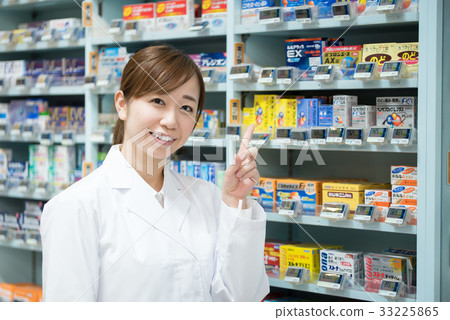 Young woman (pharmacist) 33225865