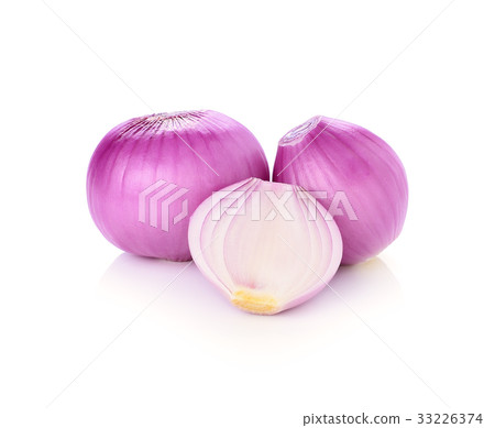 shallots isolated on white background 33226374