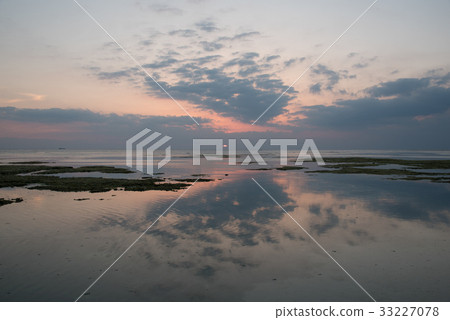 Sunset with the sea and the sky 33227078