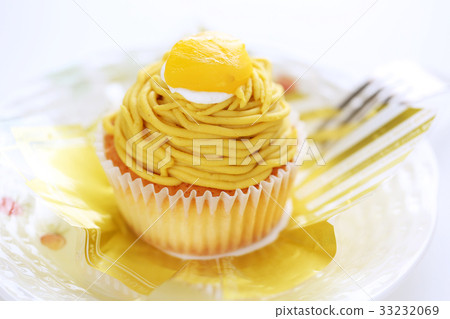 Served with a cupcake-sized commercial Montblanc fork with yellow sweet chestnut 33232069