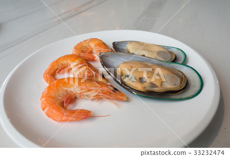 Shrimp and mussel Placed on a white plate. Shrimp and mussel Placed on a white plate. 33232474