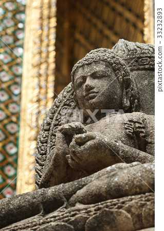 Statue in the grounds in Bangkok 33232893