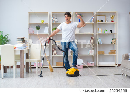 Man doing cleaning at home 33234366