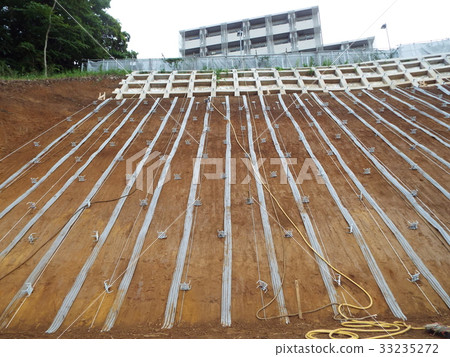 斜坡防災施工在切割面上鋪設涵洞排水管 33235272