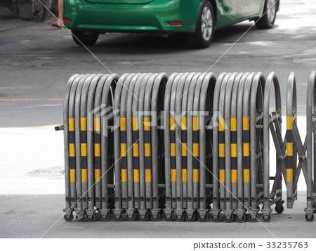 exandable traffic barrier 33235763