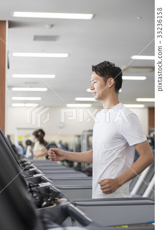 男子在健身房跑步 男子在健身房跑步 33236158