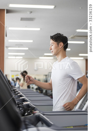 男子在健身房跑步 男子在健身房跑步 33236159