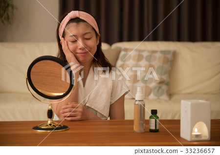 Woman relaxing with aromatherapy 33236657