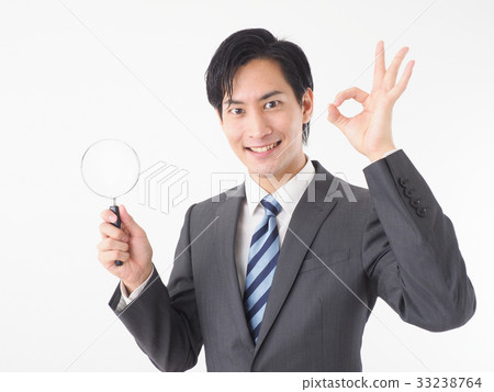 有放大鏡的一個商人 33238764