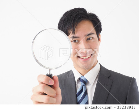 有放大鏡的一個商人 有放大鏡的一個商人 33238915