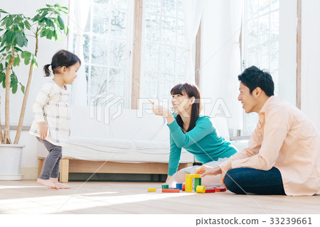 放鬆在客廳的家庭 33239661