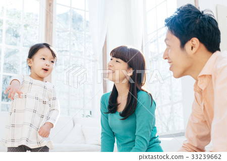 放鬆在客廳的家庭 33239662