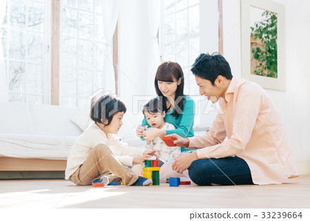 放鬆在客廳的家庭 33239664