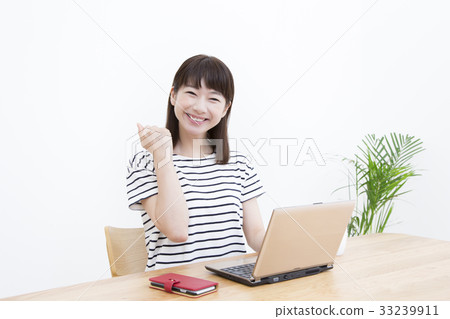 Young women desk work Young women desk work 33239911