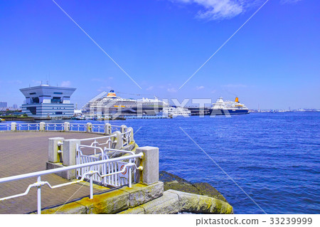 Yamashita Park in summer and a large passenger ship at anchorage 33239999