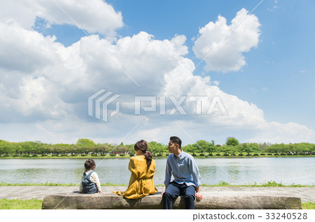 Families playing in the park Families playing in the park 33240528