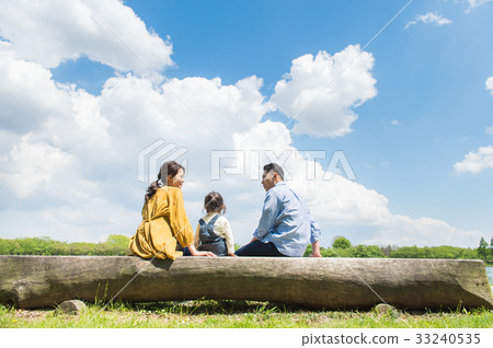 Families playing in the park 33240535