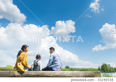 在公園裡玩的家庭 33240538