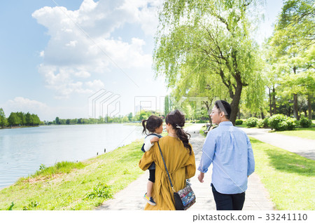Families playing in the park 33241110