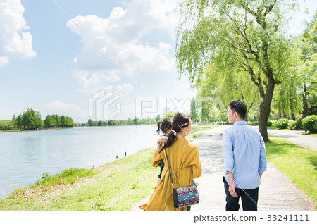 在公園裡玩的家庭 在公園裡玩的家庭 33241111