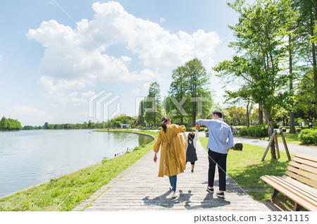 Families playing in the park Families playing in the park 33241115