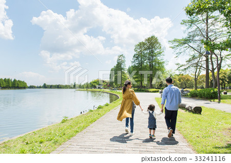 在公園裡玩的家庭 在公園裡玩的家庭 33241116