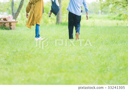 Families playing in the park Families playing in the park 33241305