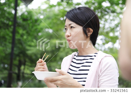 Friends who enjoy outdoor BBQ BBQ Friends who enjoy outdoor BBQ BBQ 33241561