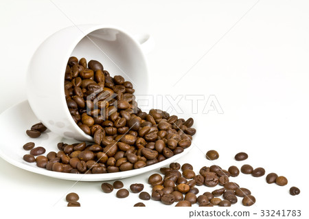 Coffee cup and coffee beans 33241783