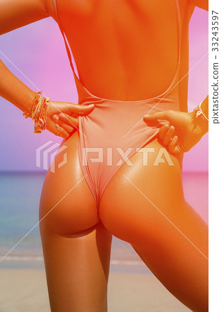 Close-up beautiful slim back of a beautiful woman 33243597