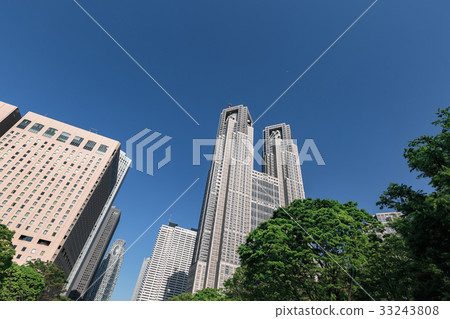 東京都政府和周圍的建築物和藍天 東京都政府和周圍的建築物和藍天 33243808