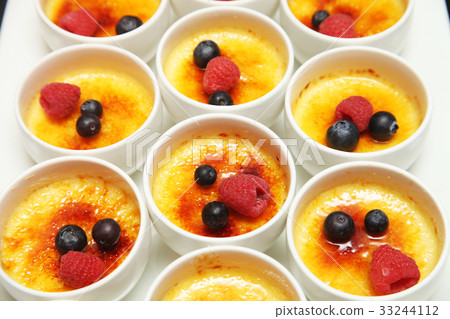 French dessert - creme brulee French dessert - creme brulee 33244112