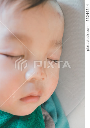 younger, tears, person 33244844