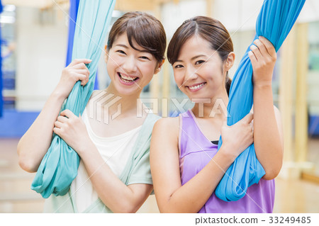 瑜伽空中瑜伽健身健身房女人 33249485