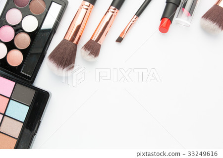 Makeup brush set with eye shadow palette on white Makeup brush set with eye shadow palette on white 33249616