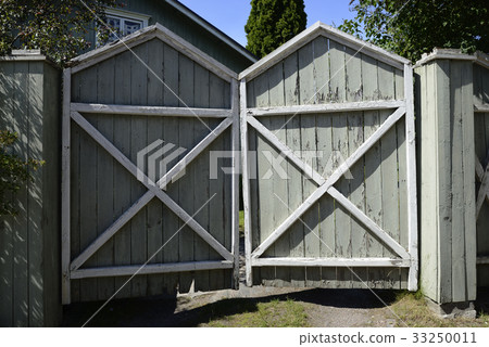 old wooden gate with cracked paint 33250011