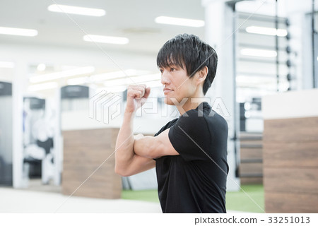 Men stretching 33251013